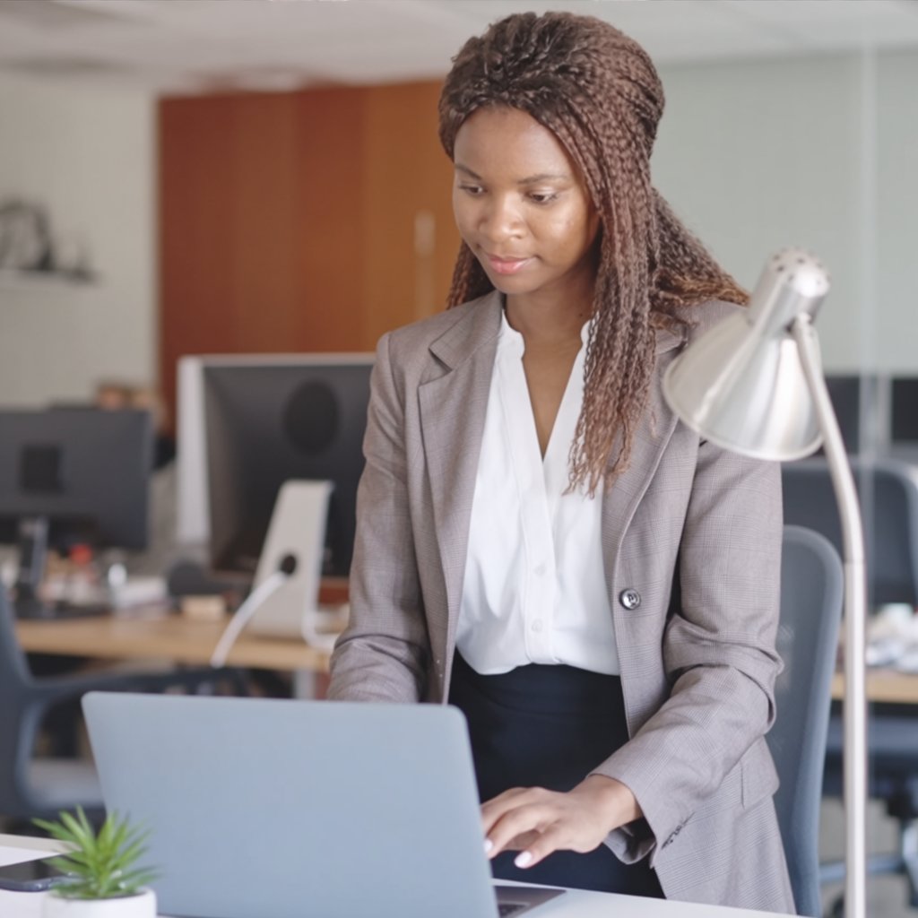 a professional studio portrait of a woma x0nqbpgot6 prnnkeetpow tzmr04vsst6yrmvoengu3w